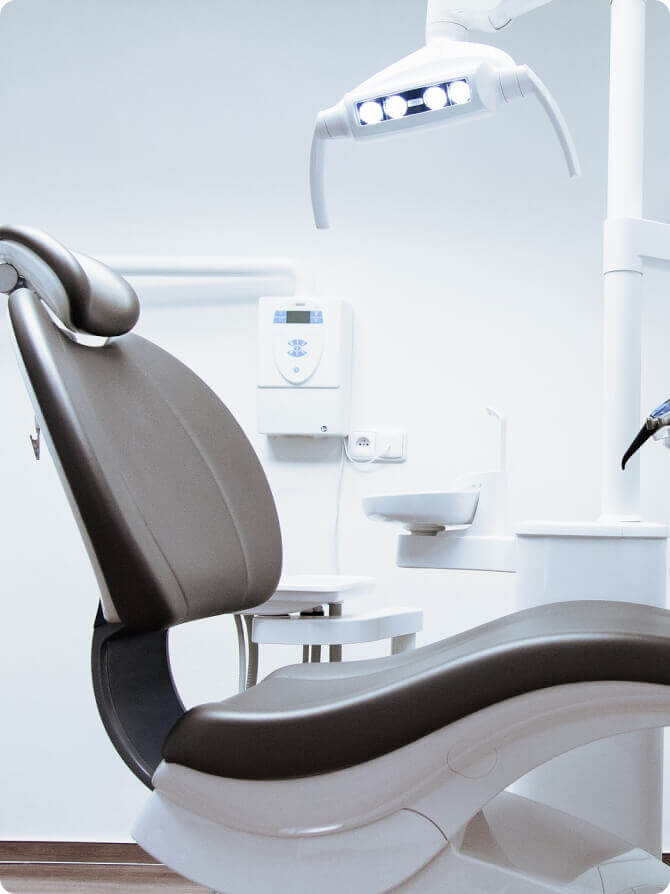 明るい診察台の全体写真